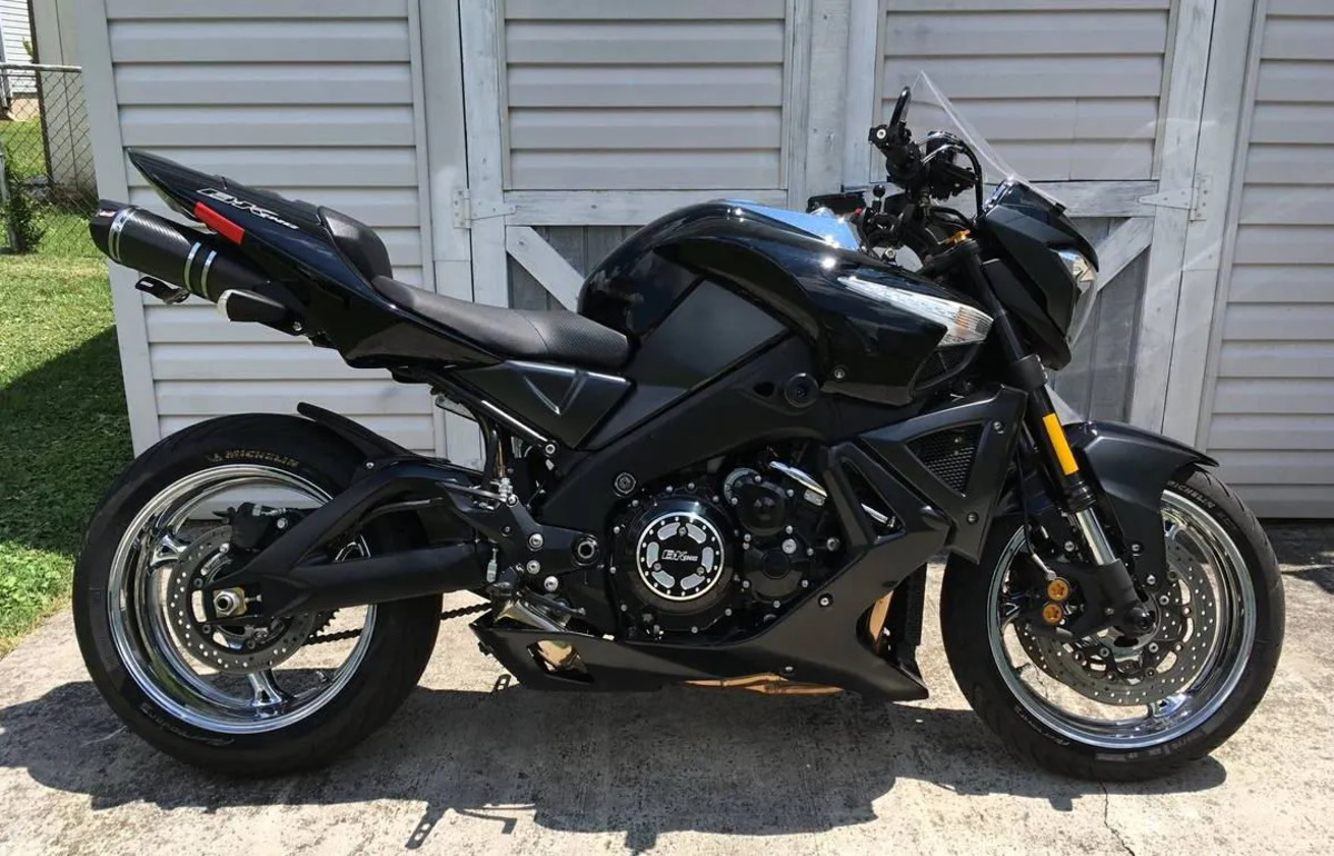 suzuki gsx 1300 b-king de lado