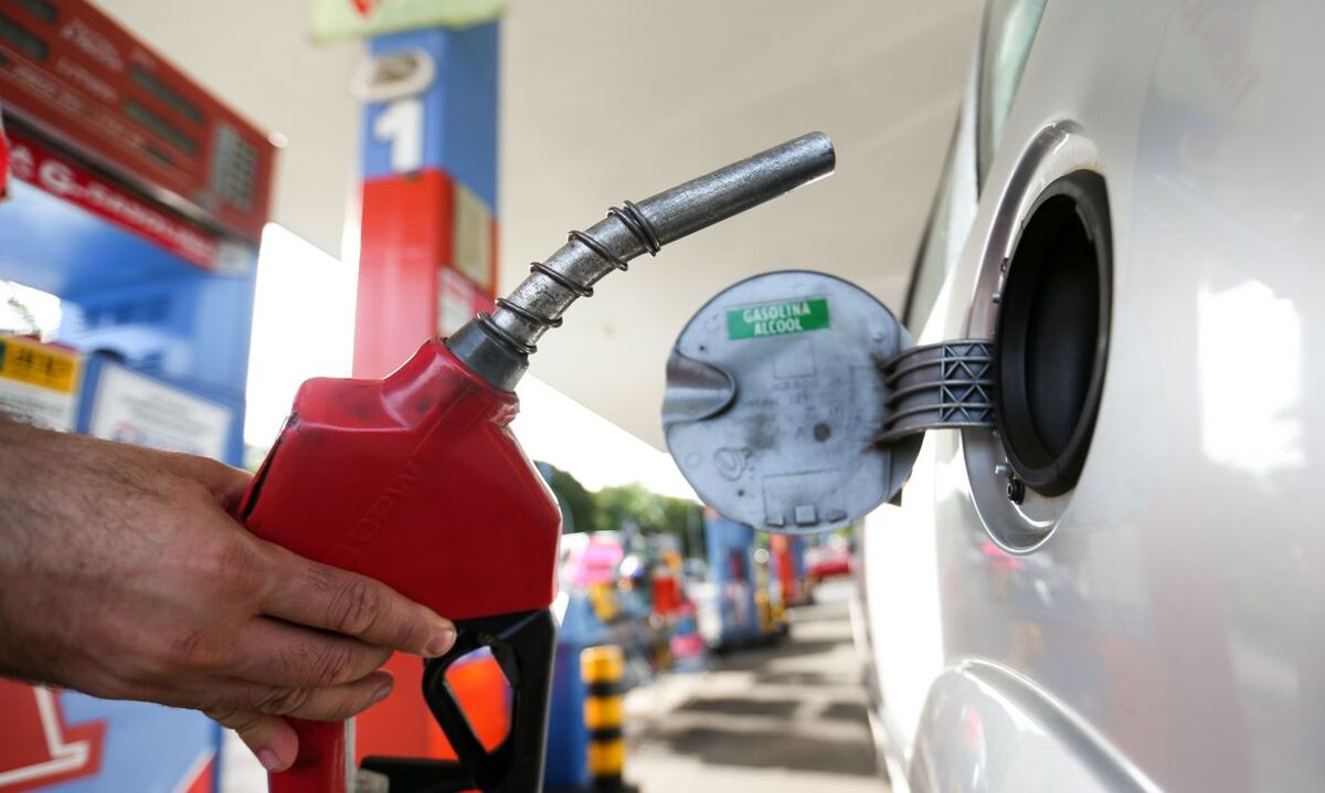 O que gasta mais gasolina andar rápido ou devagar