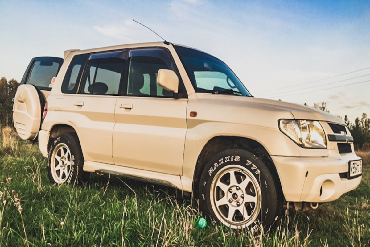 carros off-road - Mitsubishi Pajero iO SE 1.8 AT 2001