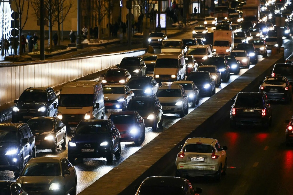 É permitido a moto andar no corredor