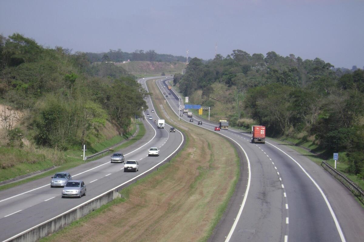 Qual é o valor da multa por andar no acostamento?